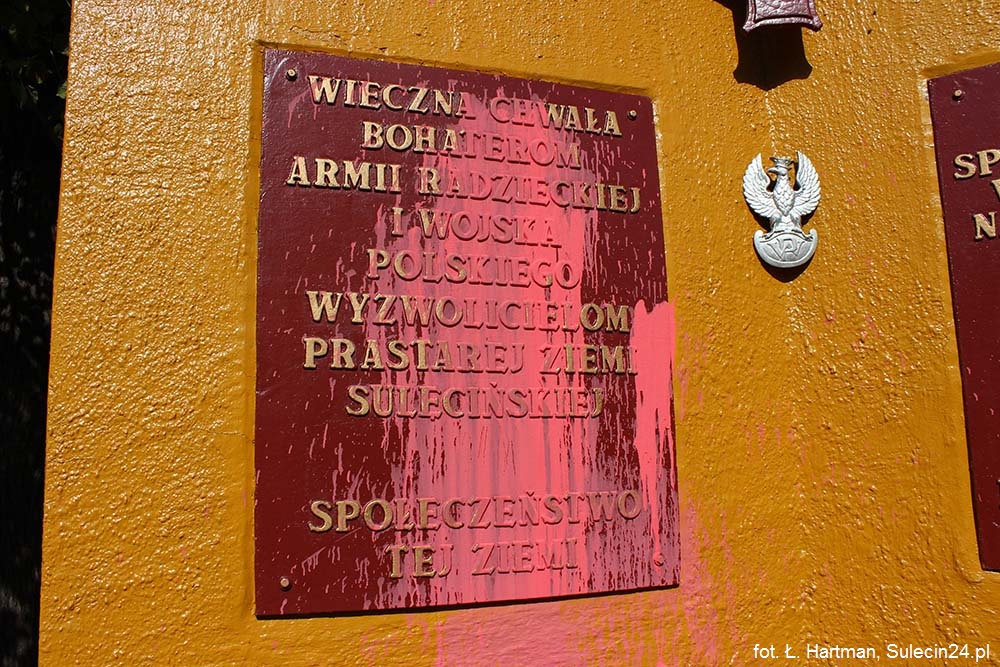 Pomnik znów oblany farbą