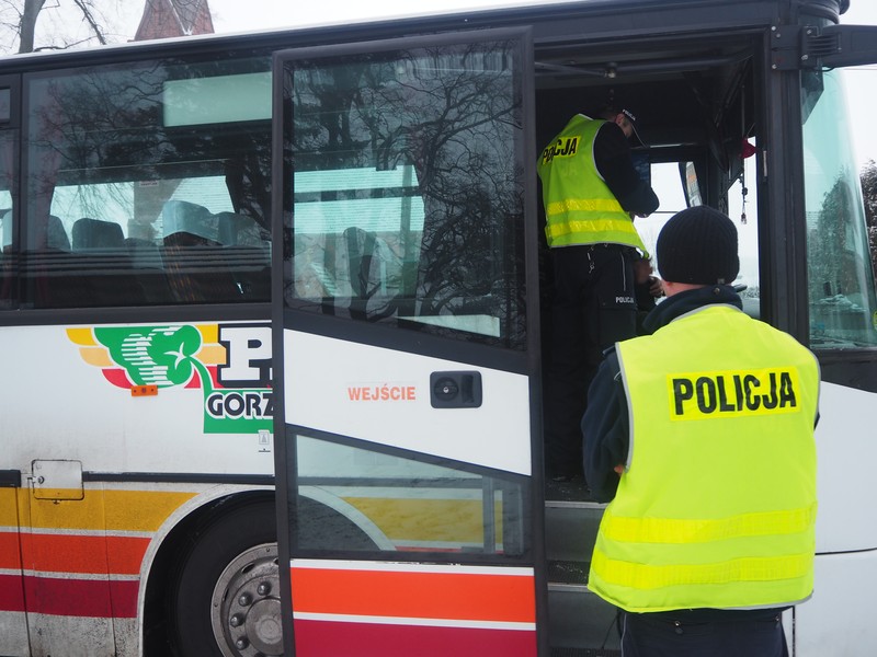Sulęcińscy Policjanci kontrolują autokary i odwiedzają zimowiska