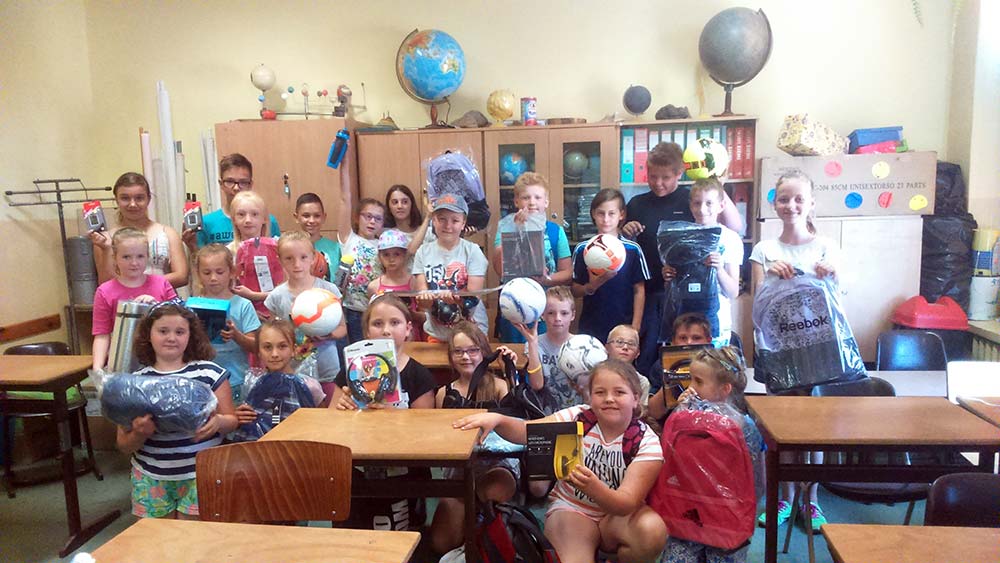 Uczniowie zbierający makulaturę nagrodzeni
