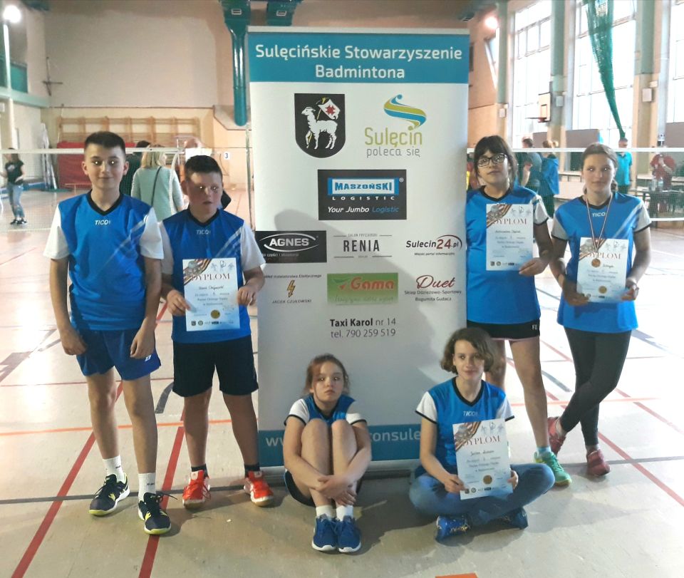 Zawodnicy Sulęcińskiego Stowarzyszenia Badmintona na podium zawodów w Bogatyni