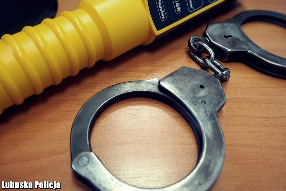 Potrącił 3 osoby, zbiegł z miejsca zdarzenia. Szybko zatrzymali go policjanci.
