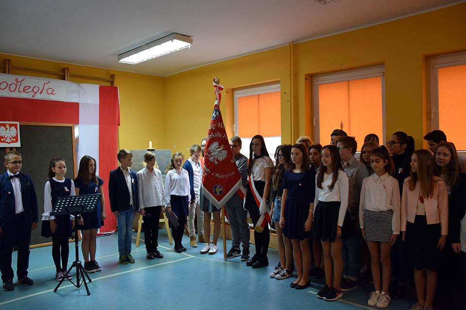 Akademia z okazji Narodowego Święta Niepodległości w Szkole Podstawowej im. Żołnierza Polskiego w Wędrzynie