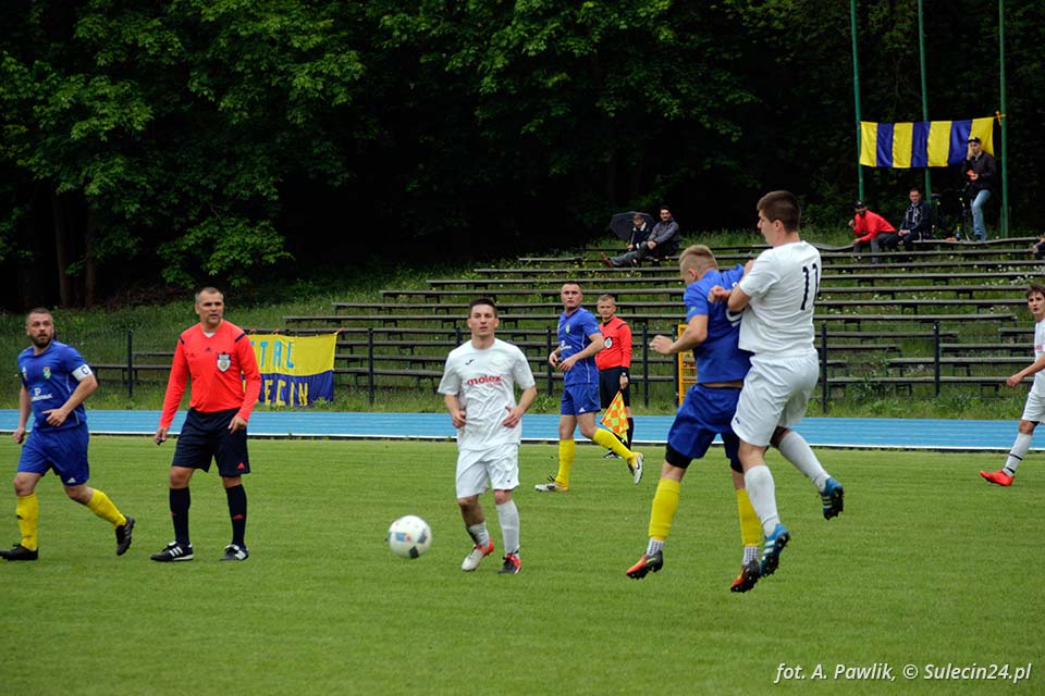 Stal znów wygrywa!
