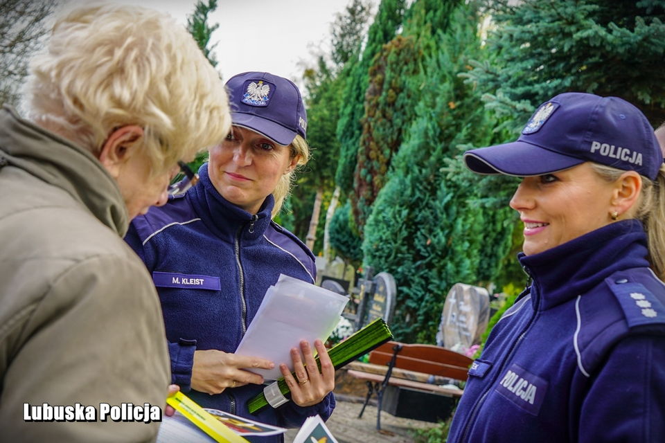 Bezpieczeństwo odwiedzających groby bliskich pod okiem lubuskich policjantów