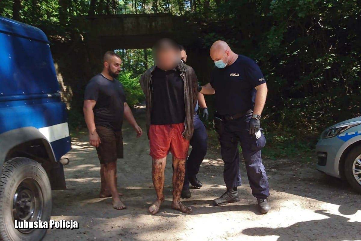 Mężczyzna topił się w bagnie. Uratował go dzielnicowy