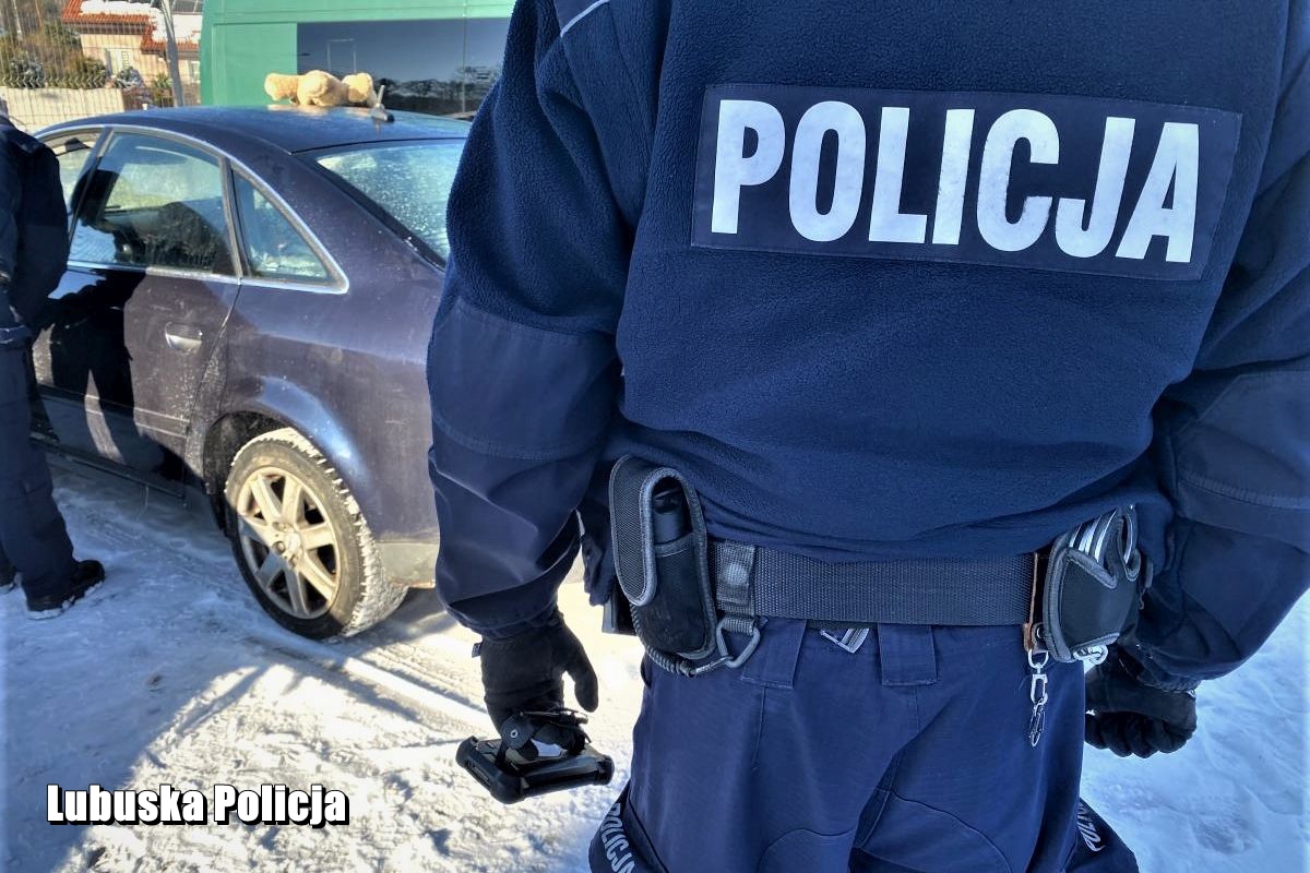 O mało nie potrącił policjanta. Pijany kierowca zatrzymany po pościgu
