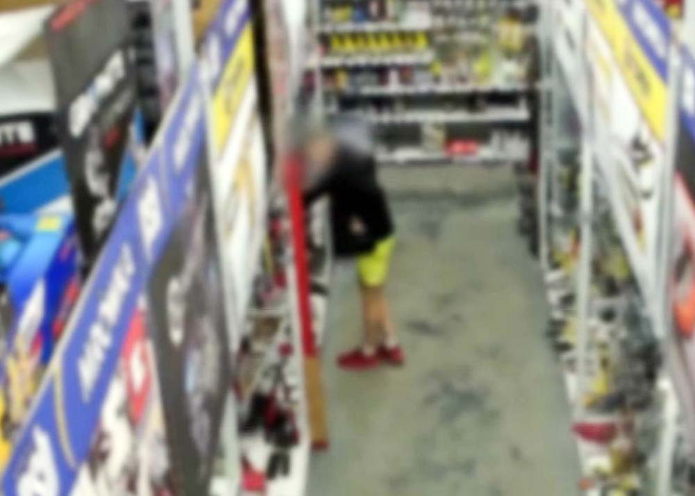 Policjanci zatrzymali „zamaskowanego” złodzieja – nagrała go kamera