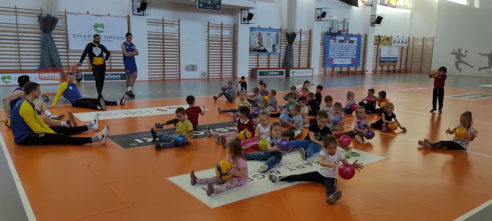 Trening przedszkolaków z siatkarzami Olimpii Sulęcin