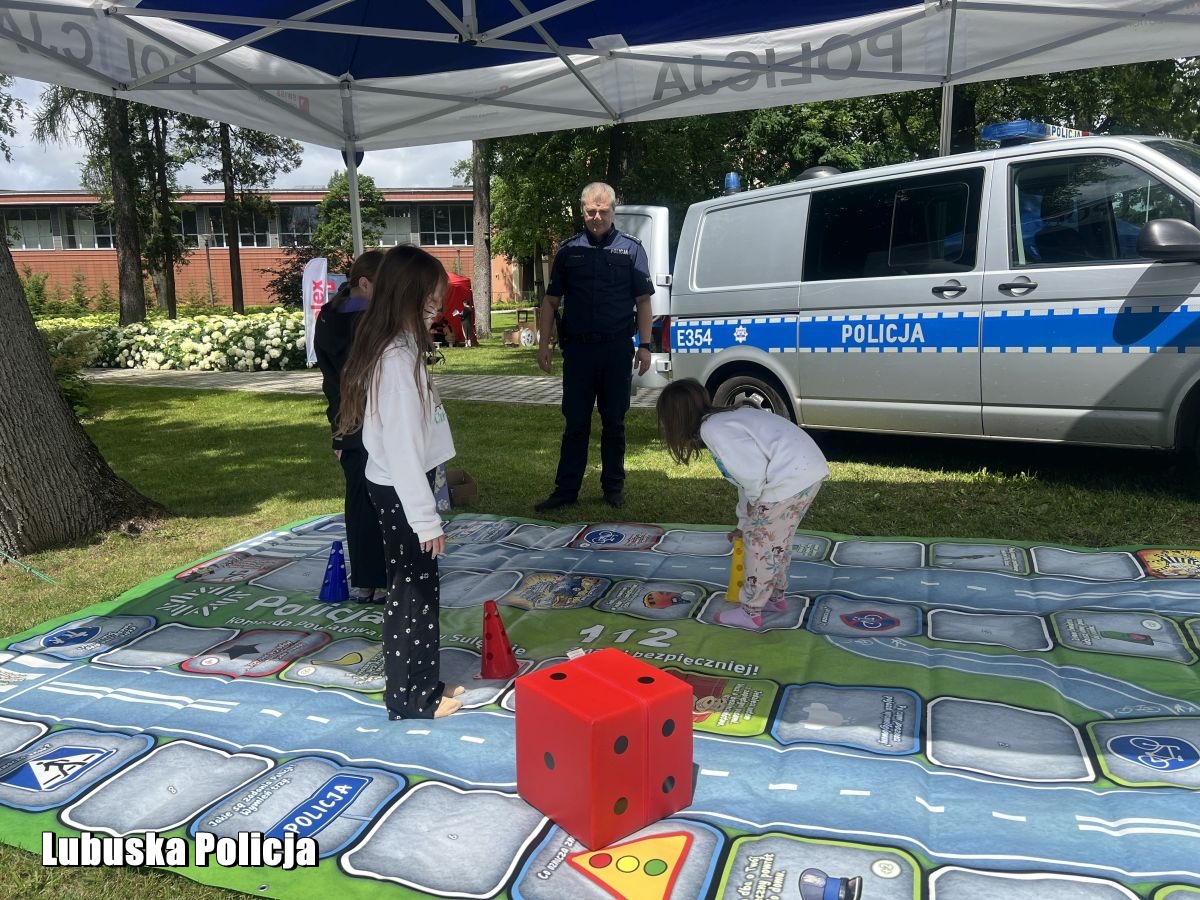 Policjanci edukują dzieci poprzez zabawę