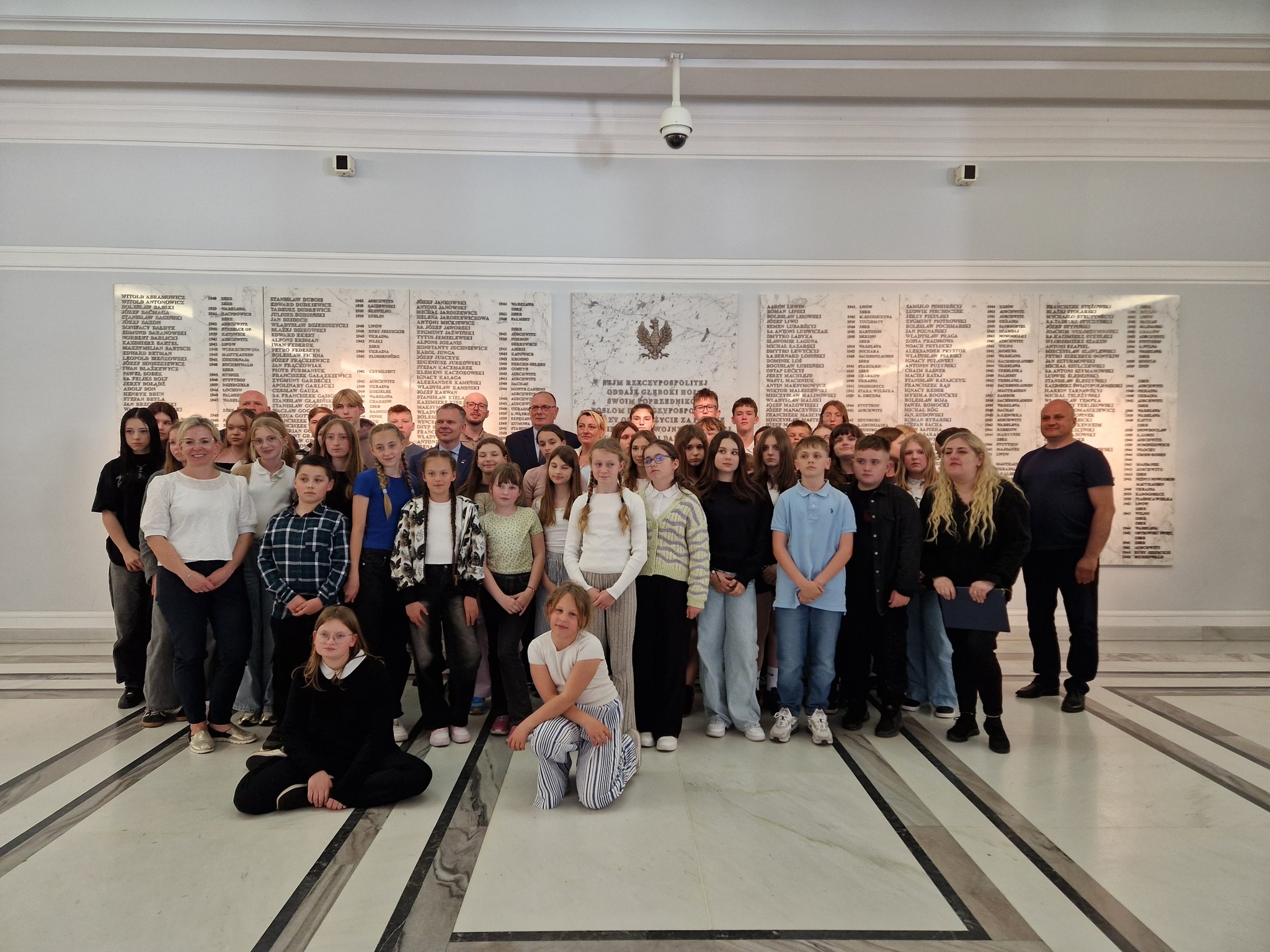 Z galerii sejmowej śledzili obrady – uczniowie z Krzeszyc odwiedzili Sejm