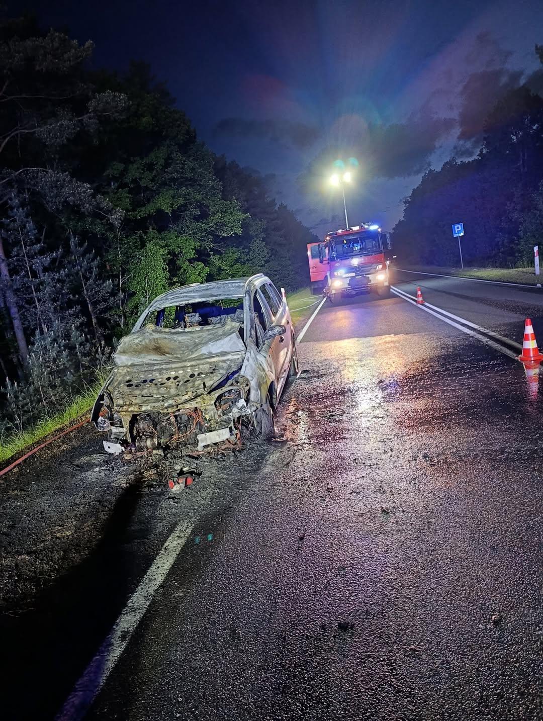Pożar porzuconego auta na DK22 – szybka akcja strażaków