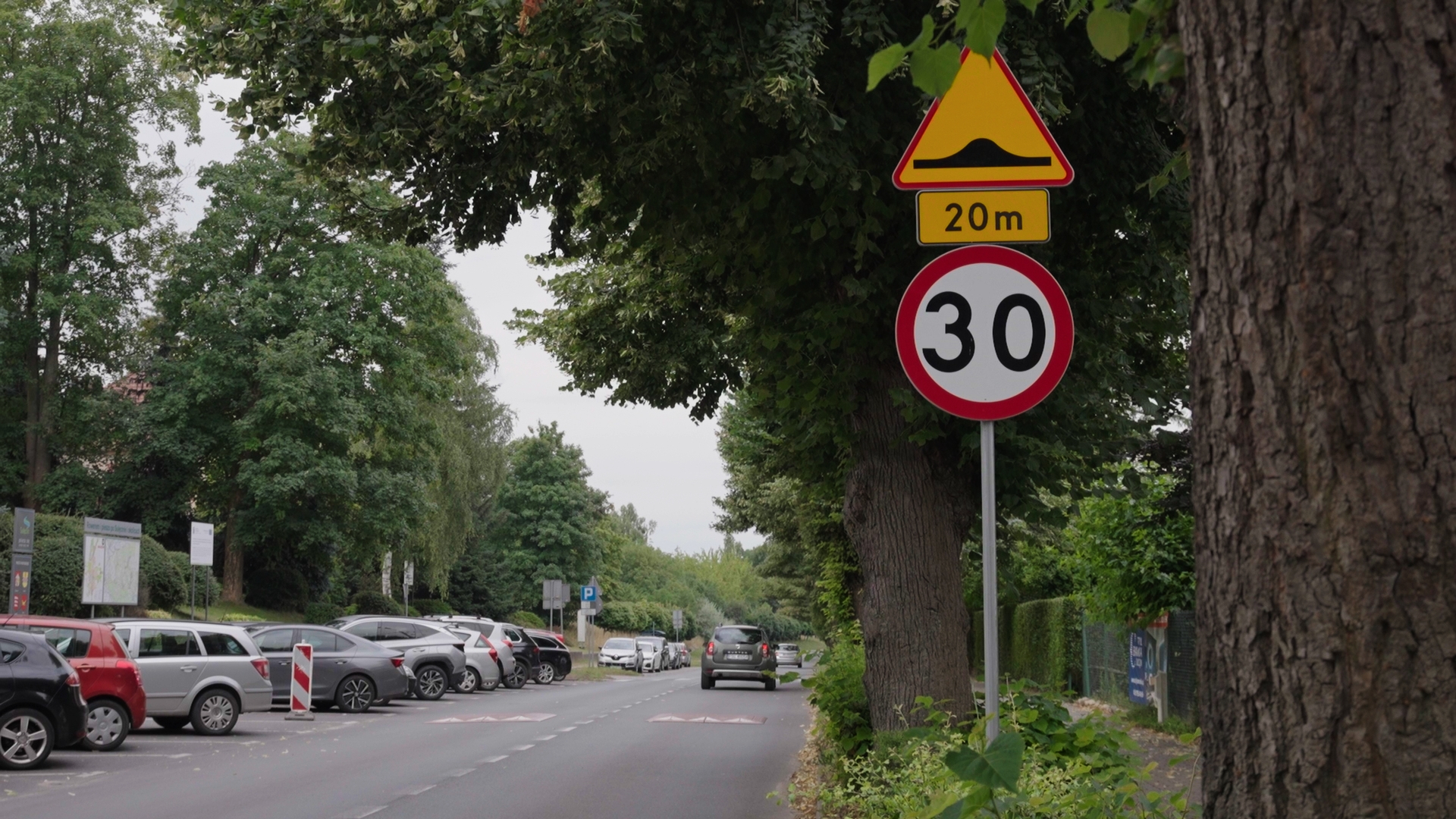 Miały spowolnić ruch, a kierowcy omijają je slalomem.