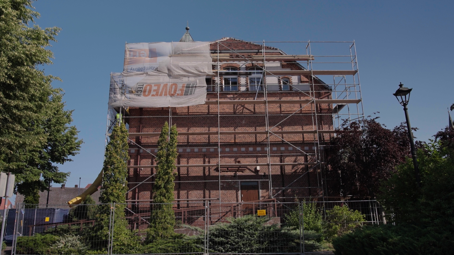 Dach lubniewickiego ratusza doczekał się remontu. Budynek kryje wiele historycznych ciekawostek.