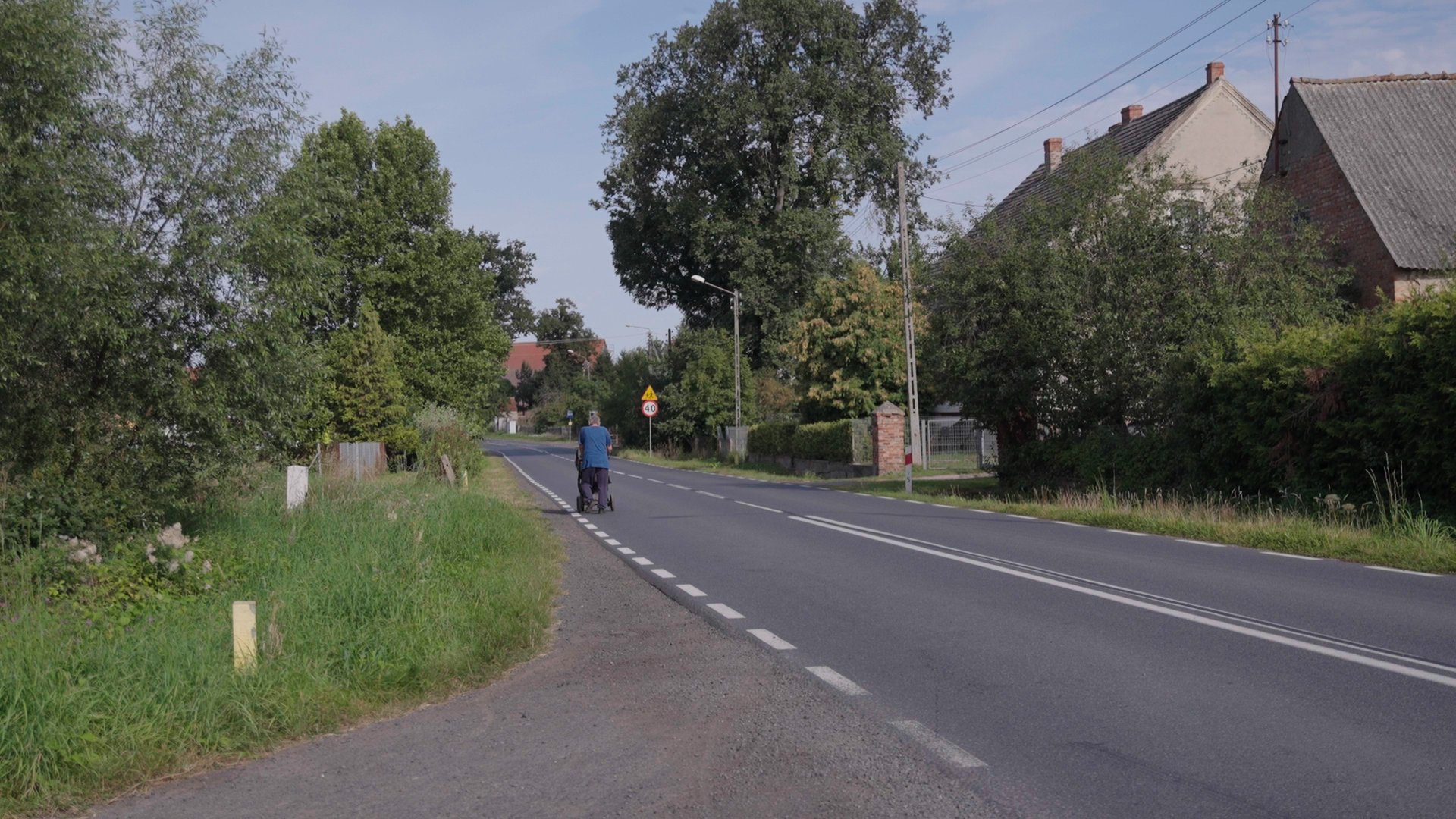 Mieszkańcy Gminy Krzeszyce alarmują. Przez brak chodników w niektórych wsiach jest bardzo niebezpiecznie.