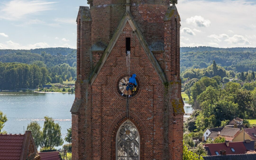 Po 142 latach zegar w Lubniewicach stracił tarcze [ZDJĘCIA]