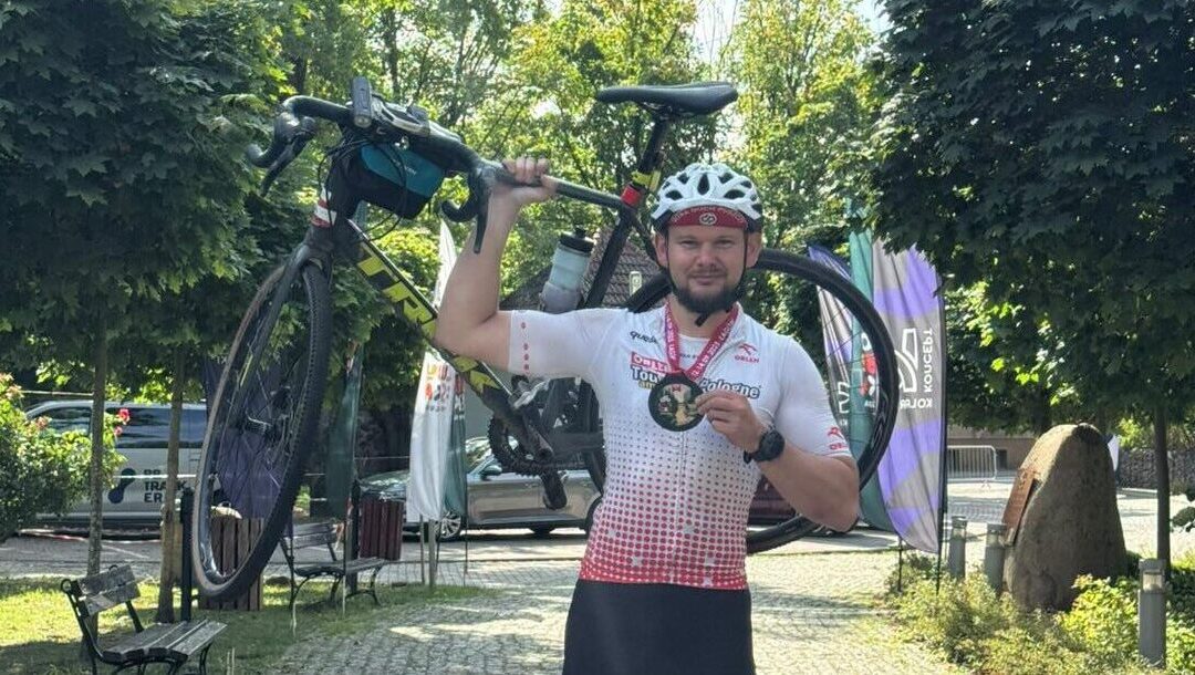 Tak wyglądał finał debiutu gravelowego Krzysztofa Niemczyna – 23 kilometry na praktycznie pustym kole
