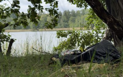 Mniej niż tydzień wystarczył, by śmieci wróciły nad wędrzyńskie jezioro [ZDJĘCIA]