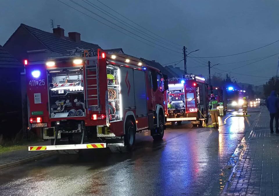 Pożar garażu w Gliśnie. Znana prawdopodobna przyczyna zdarzenia [WIDEO]
