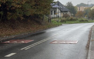 Młynarska bez zmian. Kierowcy wciąż omijają progi, a przejścia nie będzie