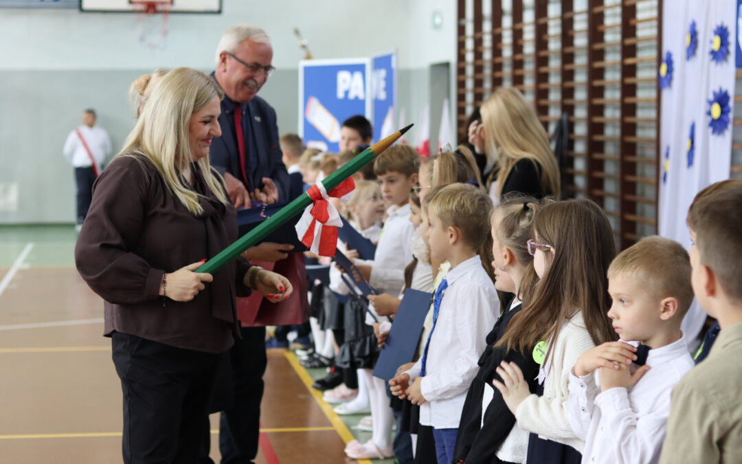 Nowi uczniowie, wielkie emocje! Szkoła w Krzeszycach świętowała podwójnie
