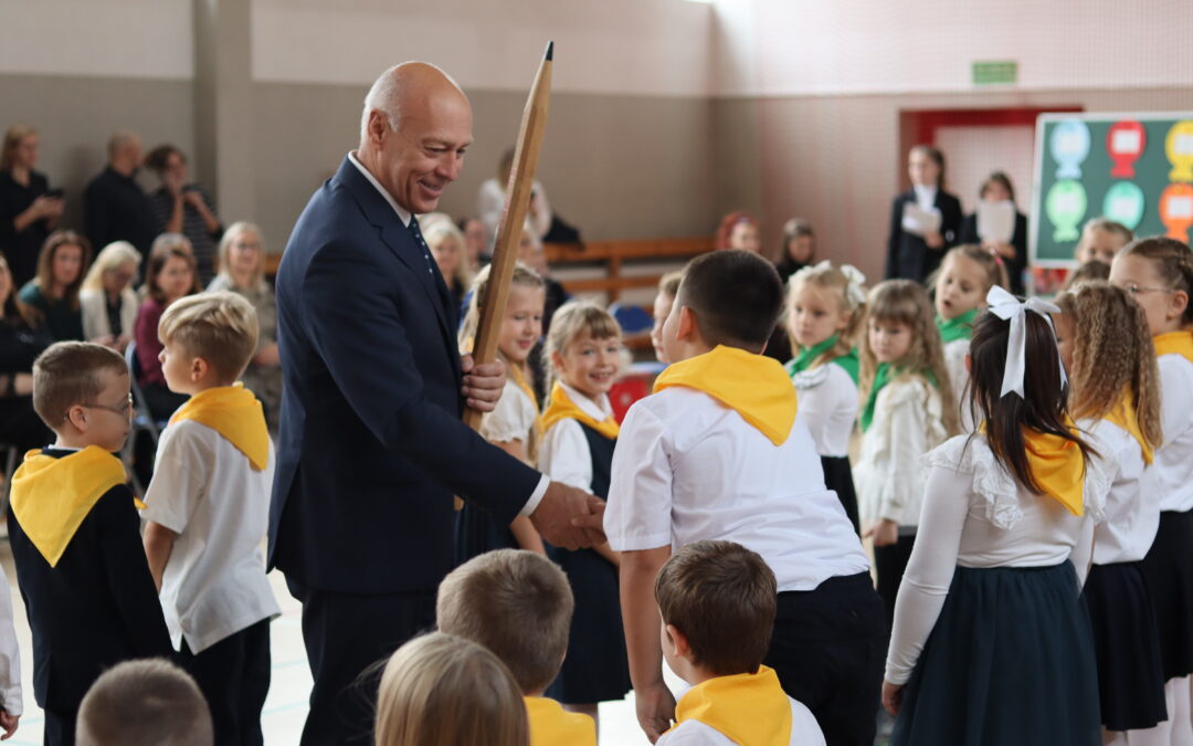 Pasowanie pierwszoklasistów w sulęcińskiej dwójce. 59 nowych uczniów dołączyło do szkolnej społeczności [GALERIA]