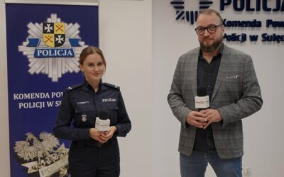 Policjanci z Sulęcina uczą seniorów bezpiecznego korzystania z nowych technologii.