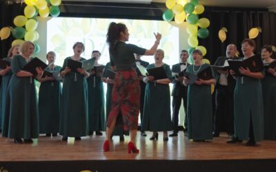 Już od dziesięciu lat bawią i wzruszają. Chór Postomia właśnie obchodzi  jubileusz. Nam opowiedzieli między innymi o tym, jakie były początki.