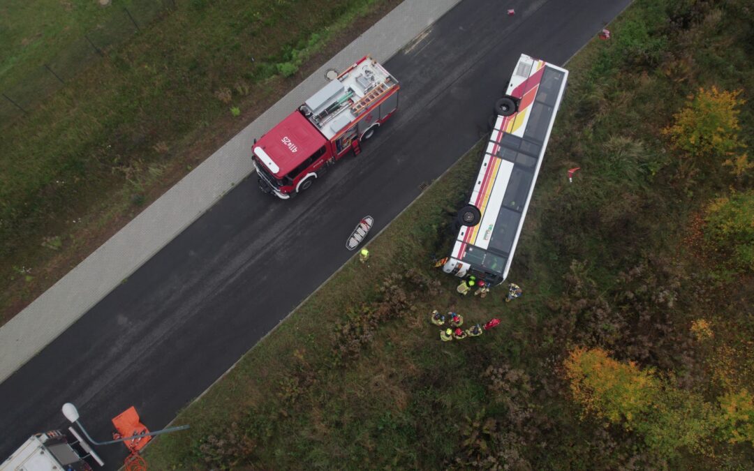 Kilkanaście zastępów straży pożarnej, policja, pogotowie ratunkowe i inne służby. Co się stało?