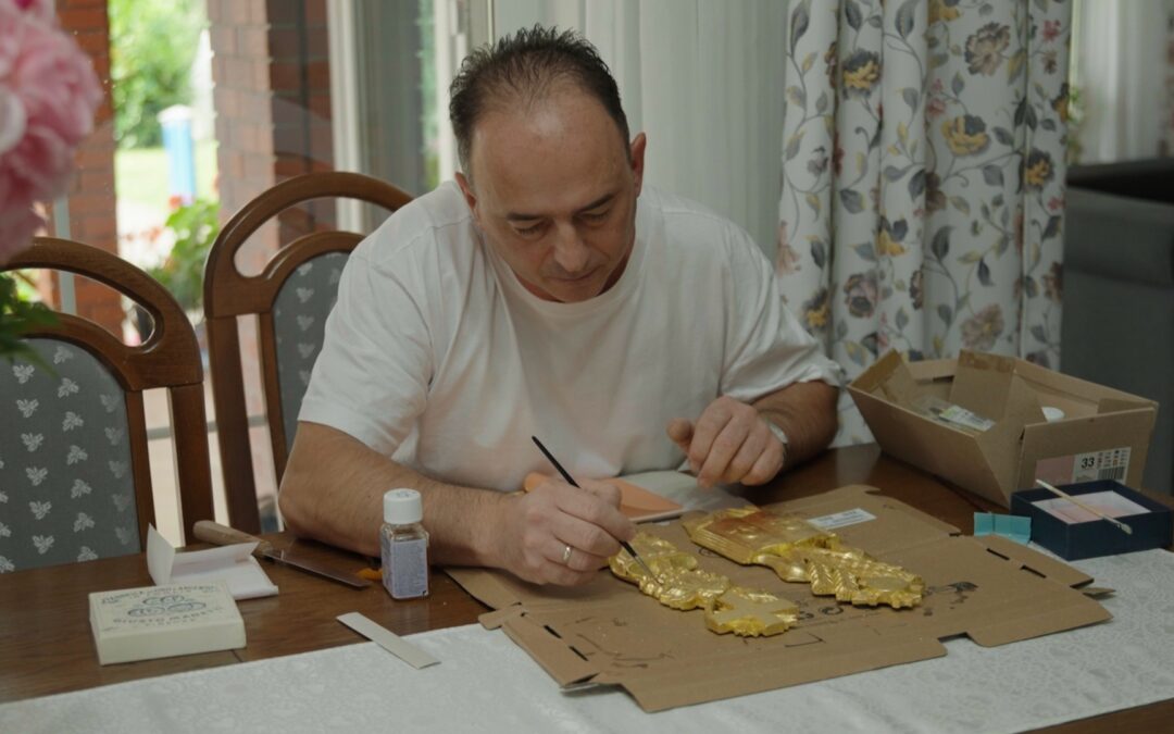 Piękna pasja sołtysa z Trzebowa. Nie tylko robi witraże, ale i odnawia wiekowe przedmioty.