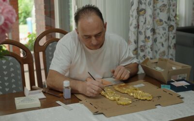 Piękna pasja sołtysa z Trzebowa. Nie tylko robi witraże, ale i odnawia wiekowe przedmioty.