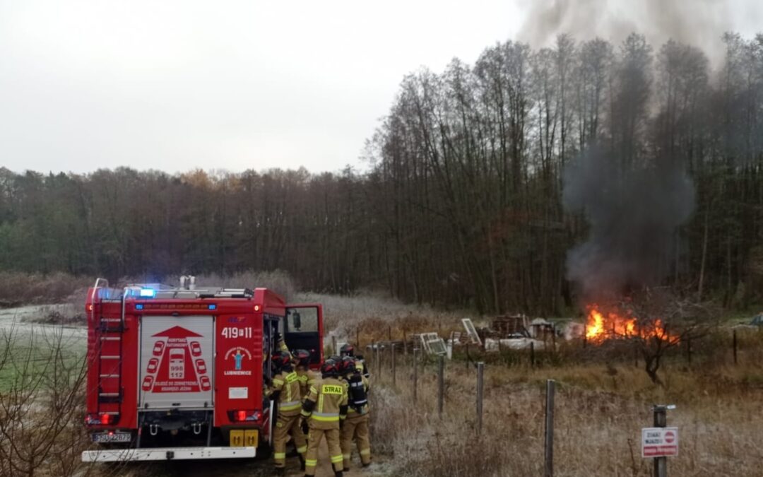 Pożar przyczepy w Lubniewicach – wybuchy i szybka akcja straży