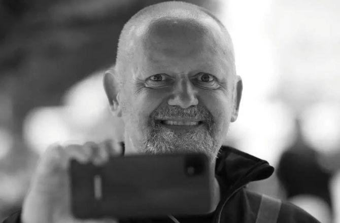 „Rysiu zawsze miło wspominał pracę w Sulęcinie…” mówi przed naszymi kamerami o zmarłym Ryszardzie Waldunie jego serdeczny kolega – dziennikarz i bloger Stanisław Justyński vel Wiatr z Gorzowa.