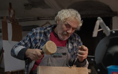 Kiedy rzeźbi odnajduje spokój. Zachęcamy do obejrzenia materiału o twórczości artysty z Pniowa.