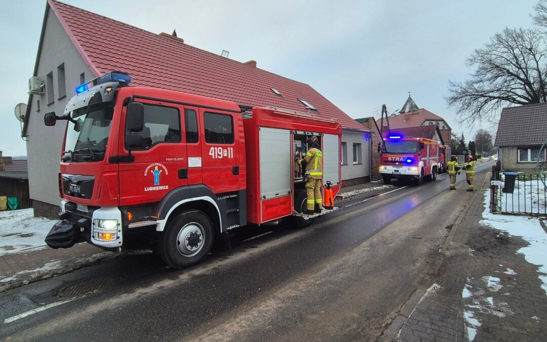 Pożar sadzy w kominie. Interwencja strażaków w Lubniewicach