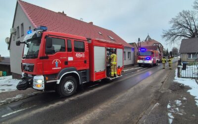 Pożar sadzy w kominie. Interwencja strażaków w Lubniewicach