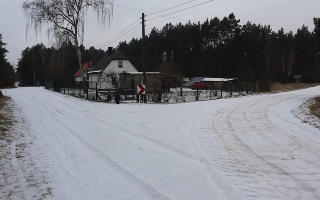 Od ponad tygodnia na powiatowych drogach jest ślisko, tak że kilka dni temu uczniowie nie dojechali do szkoły.