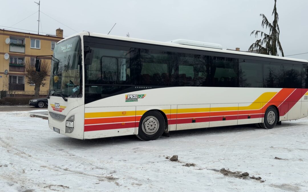 Od poniedziałku do piątku autobusem, a w sobotę i niedzielę…autostopem. Dlaczego? Bo zlikwidowano połączenia.