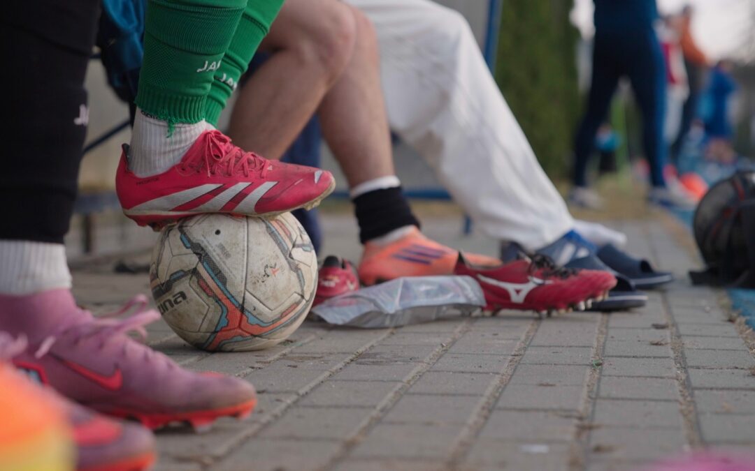 Piłkarze sulęcińskiej Stali chociaż grali ambitnie, to zwycięstwo wywieźli rywale. Zobaczcie naszą relację WIDEO z sobotniego meczu.