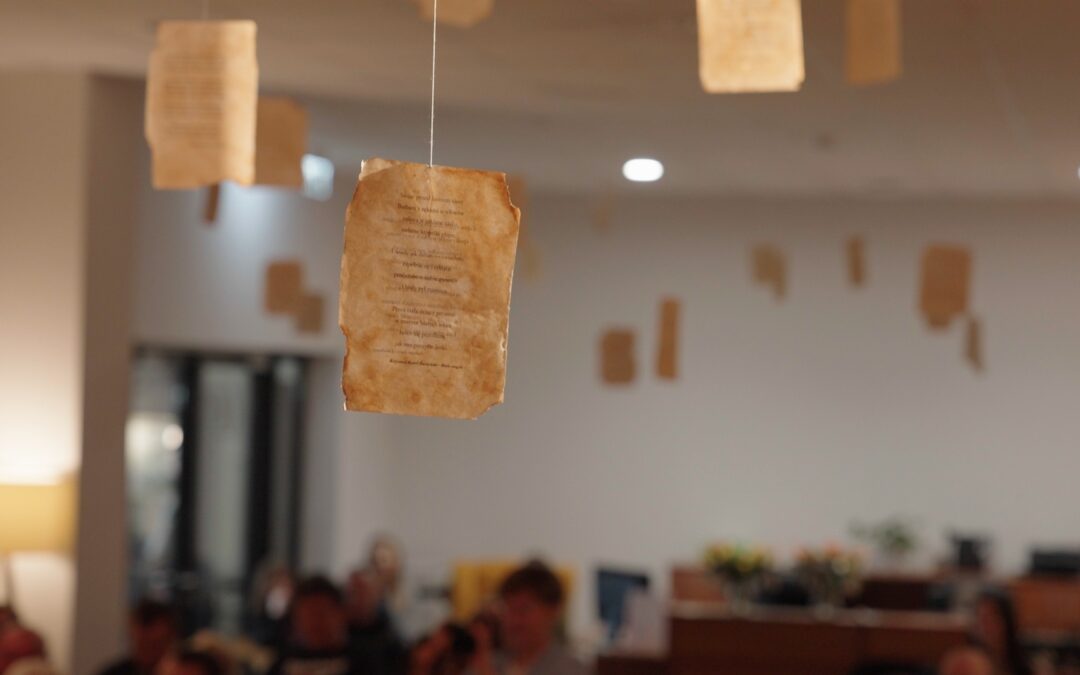 Poetycko i muzycznie było dzisiaj w sulęcińskiej bibliotece. Więcej w materiale WIDEO