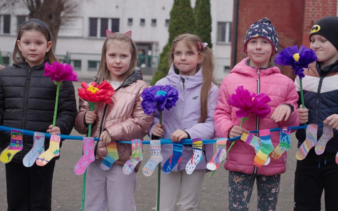 Uczniowie z Sulęcina rozpoczęli wiosnę w kolorowych skarpetkach. Więcej w materiale WIDEO