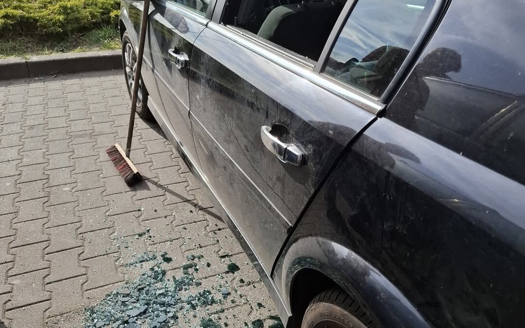 Niemowlę zatrzaśnięte w samochodzie w Krzeszycach. Interweniowali strażacy