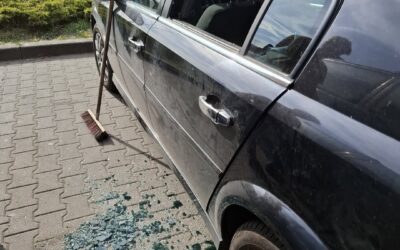 Niemowlę zatrzaśnięte w samochodzie w Krzeszycach. Interweniowali strażacy