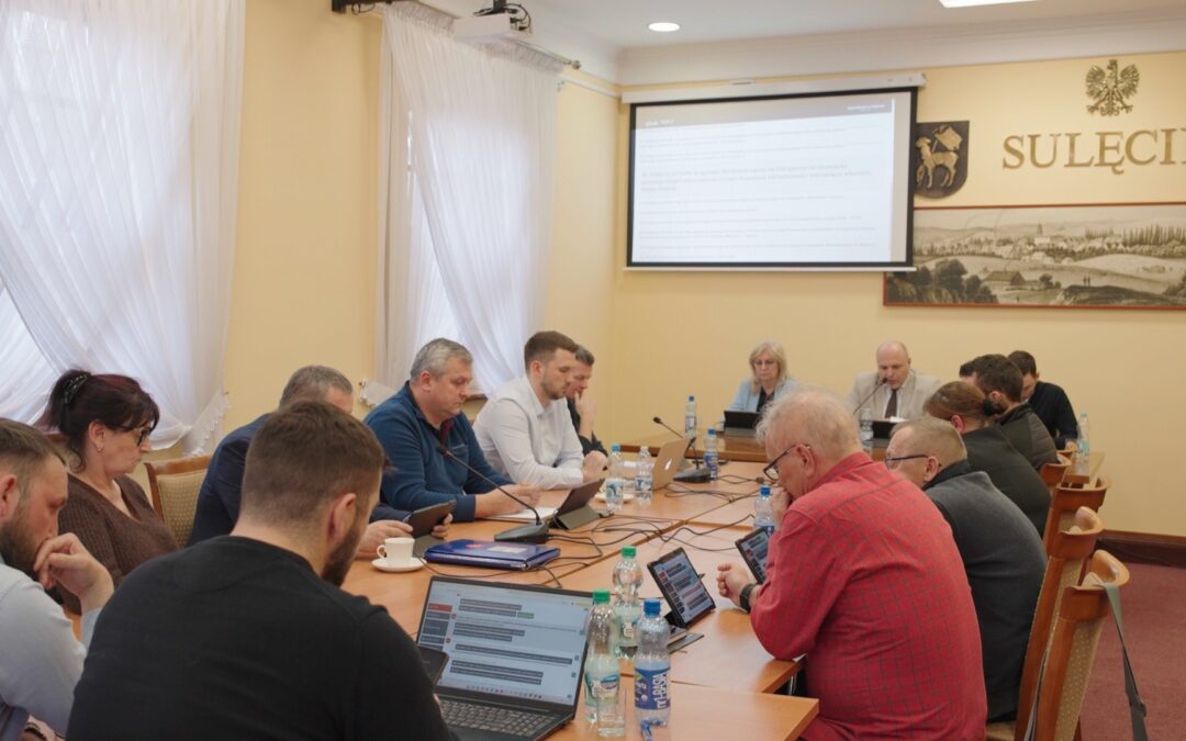 Radny Kowalew: „Dlaczego wciąż zadłużacie mieszkańców?” Burmistrz Ejchart: „bo jest to jedna z możliwości sięgnięcia po dodatkowe środki…” Wracamy do burzliwej sesji Rady Miejskiej, podczas której zdecydowano o emisji obligacji na remonty dróg.