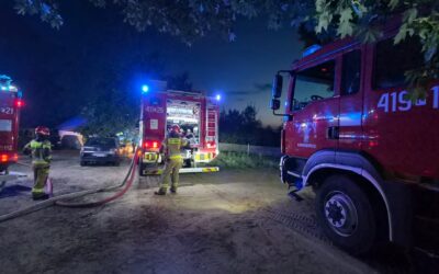 Nocny pożar budynku gospodarczego w Gliśnie. Na miejscu kilka zastępów straży pożarnej